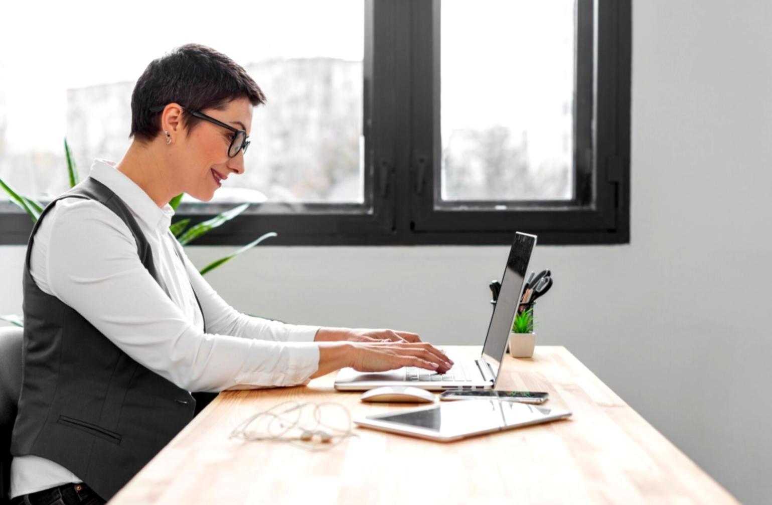 Analisis laporan keuangan perusahaan dengan grafik dan data finansial