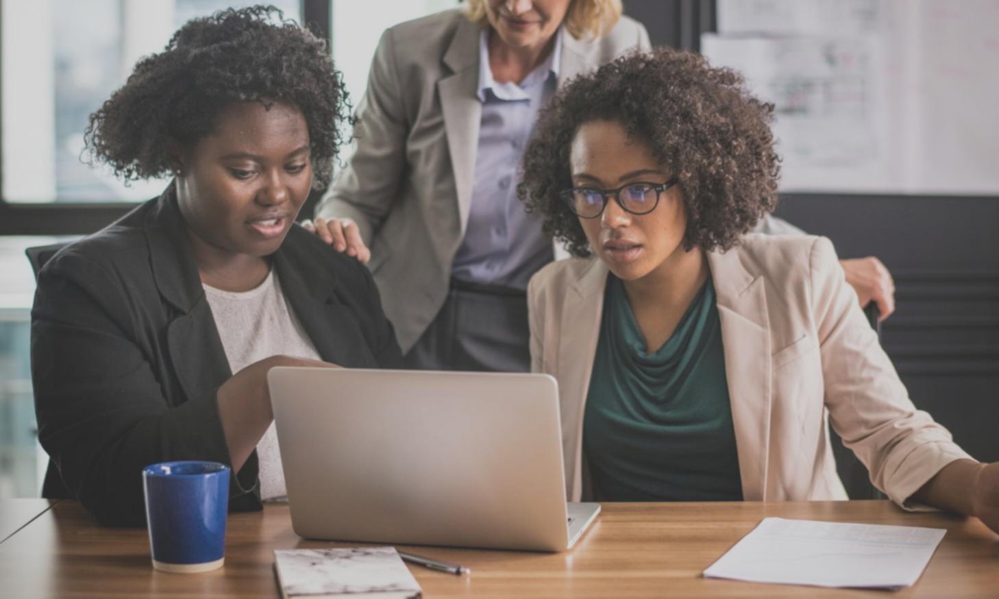 Diskusi kelompok peserta workshop membahas studi kasus keuangan