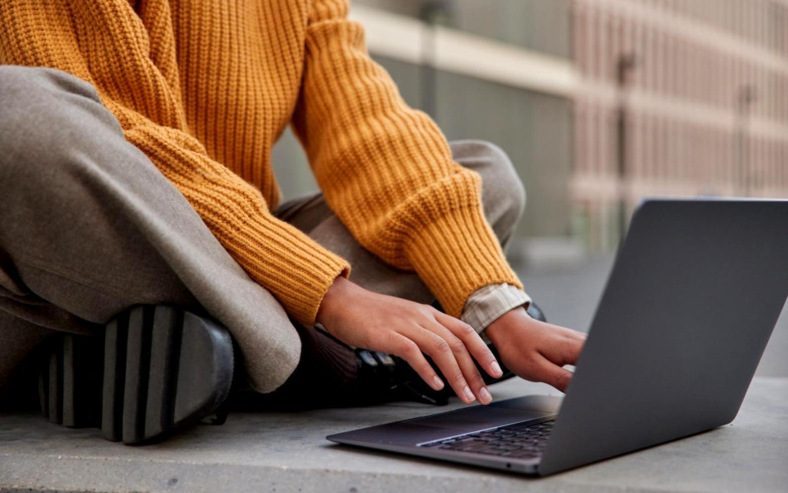 Tim konsultan keuangan Edumetra sedang berdiskusi tentang strategi bisnis