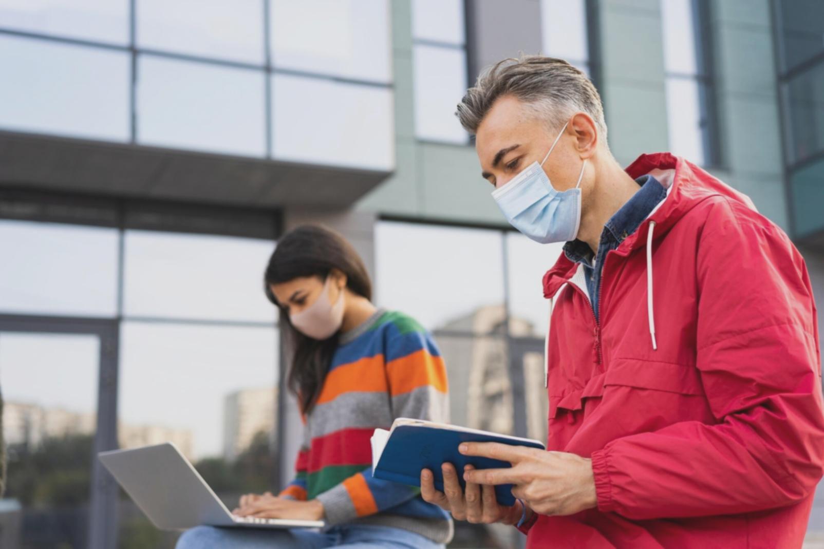 Diskusi intensif mengenai strategi pengembangan program edukasi keuangan bisnis