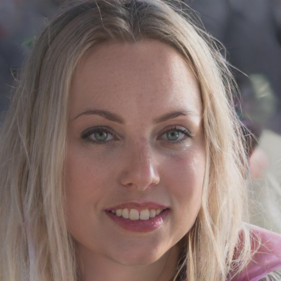 Dewi Kartika Sari, konsultan keuangan berpengalaman